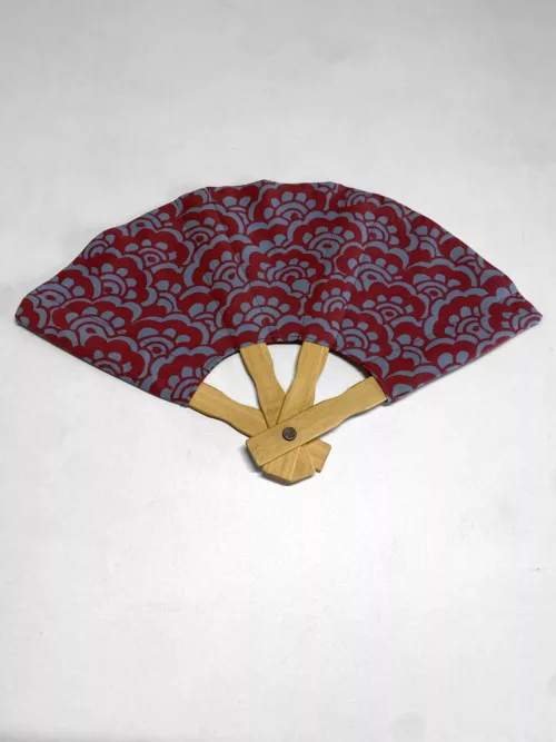 Eventail Seigaiha fleuri rouge et bleu
