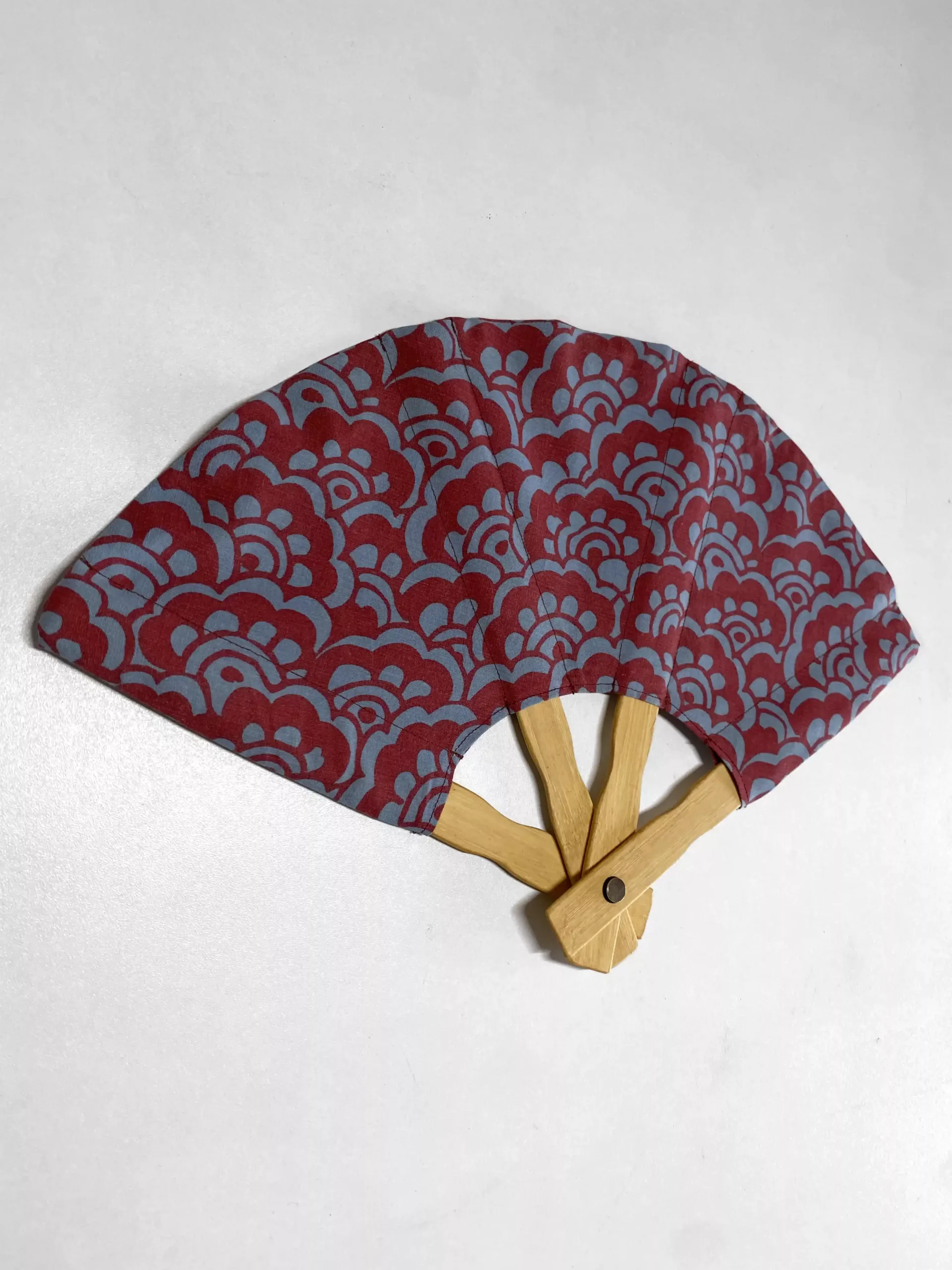 Eventail Seigaiha fleuri rouge et bleu