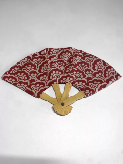 Eventail Seigaiha fleuri rouge et blanc