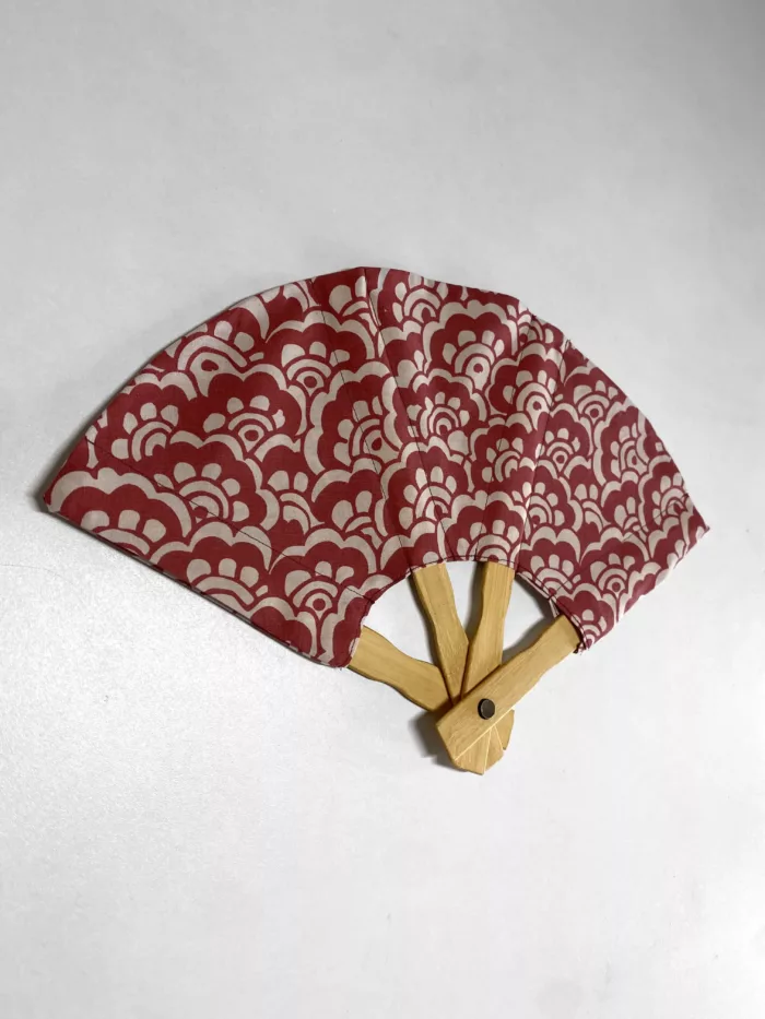 Eventail motif Seigaiha fleuri - rouge et blanc – Image 2