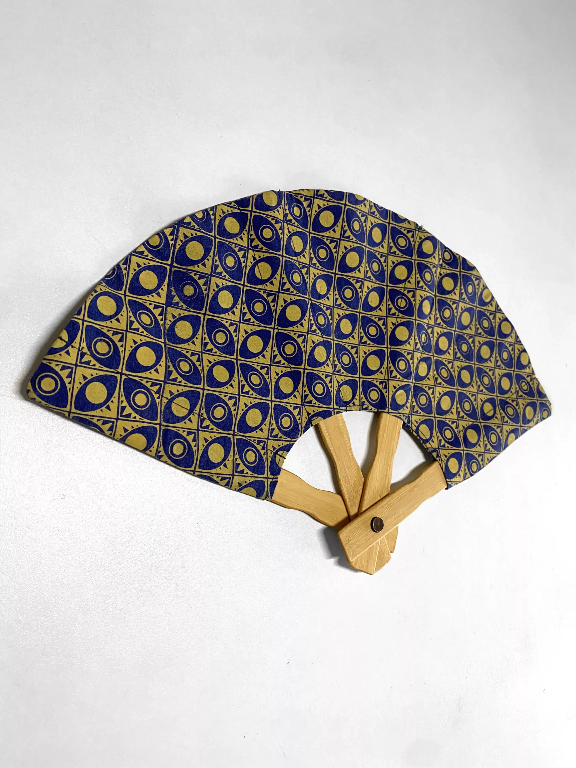 Eventail "All Eyes On Me" jaune et bleu