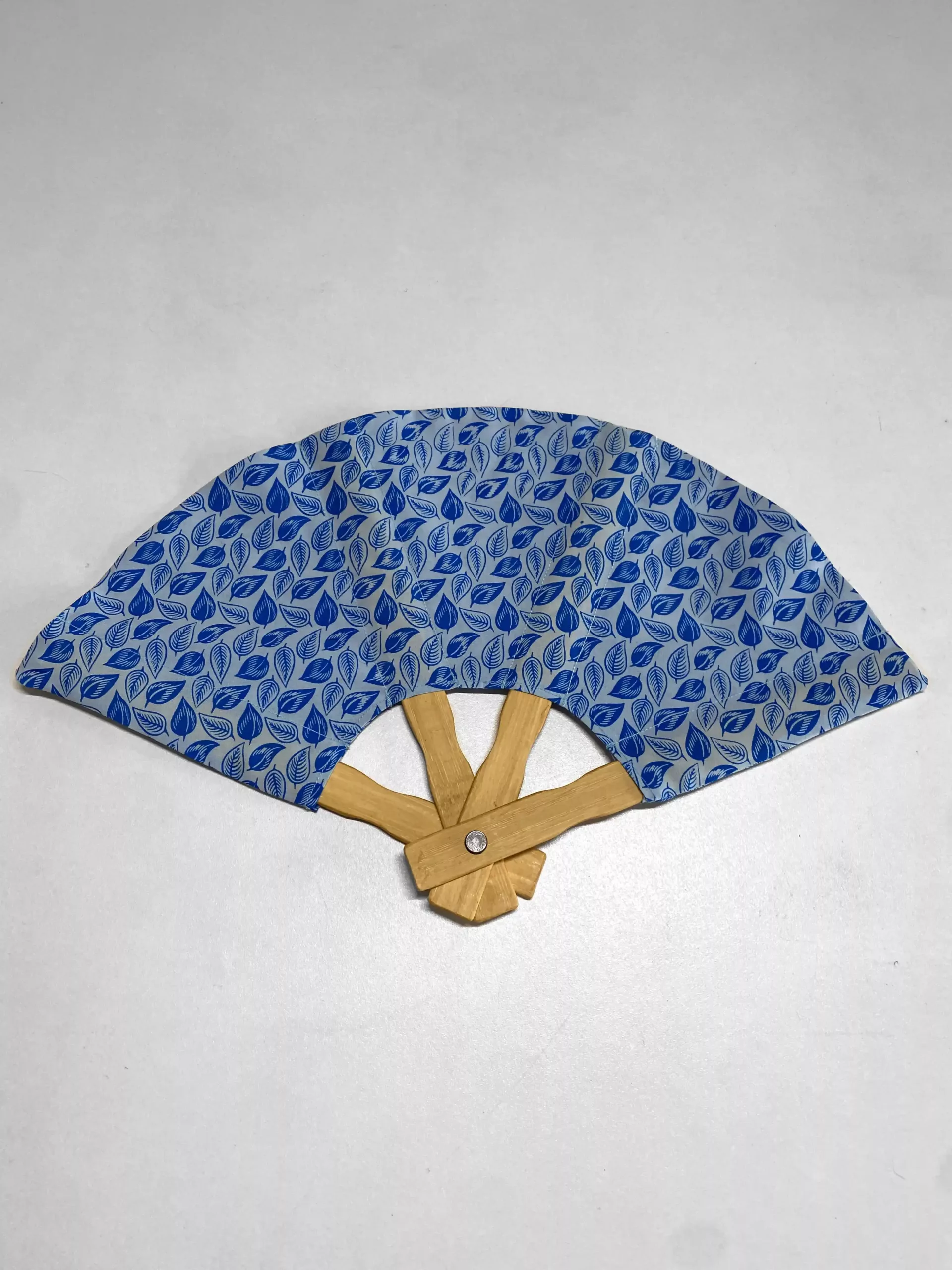 Eventail "Feuilles" bleu