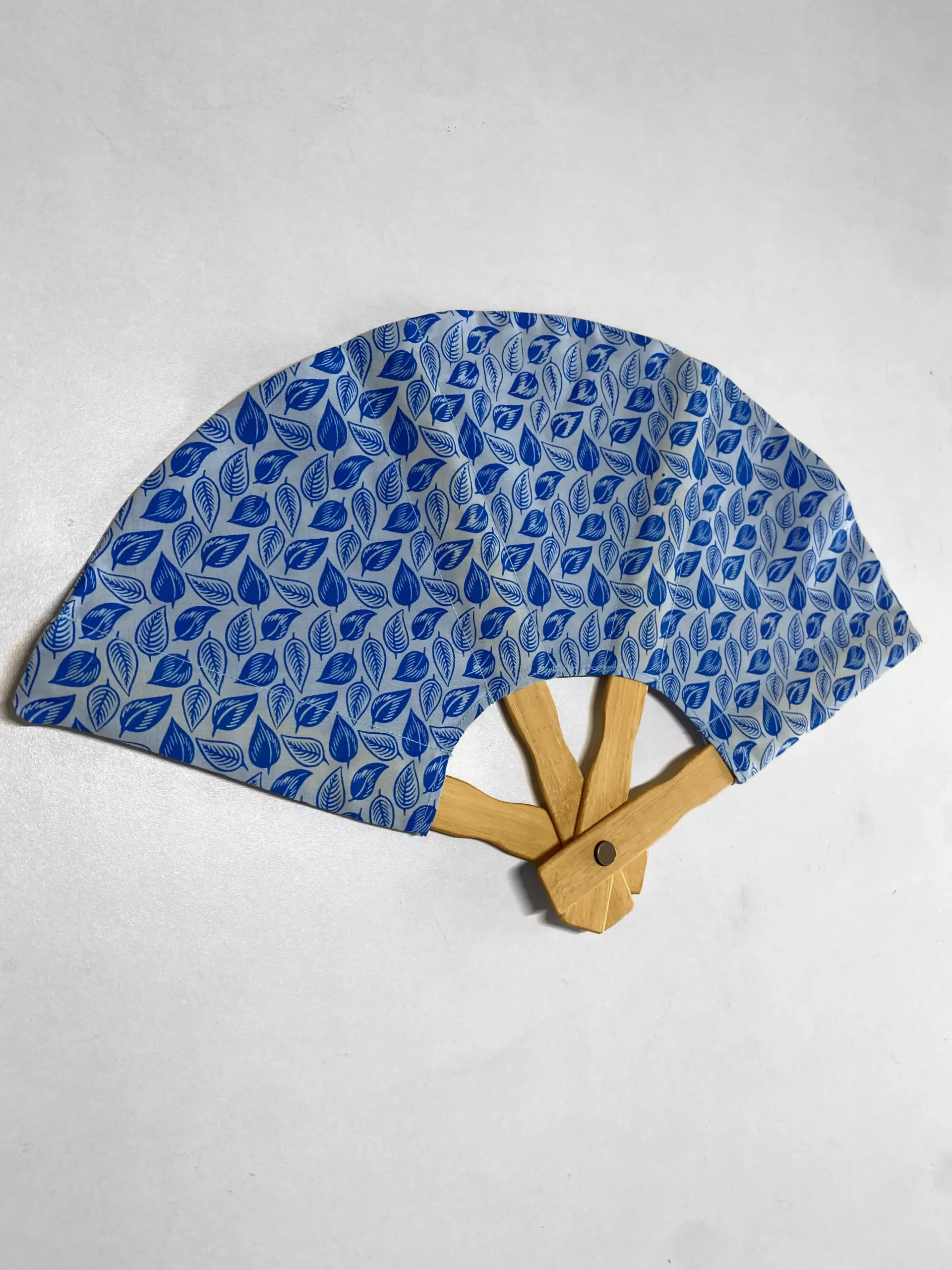Eventail "Feuilles" bleu