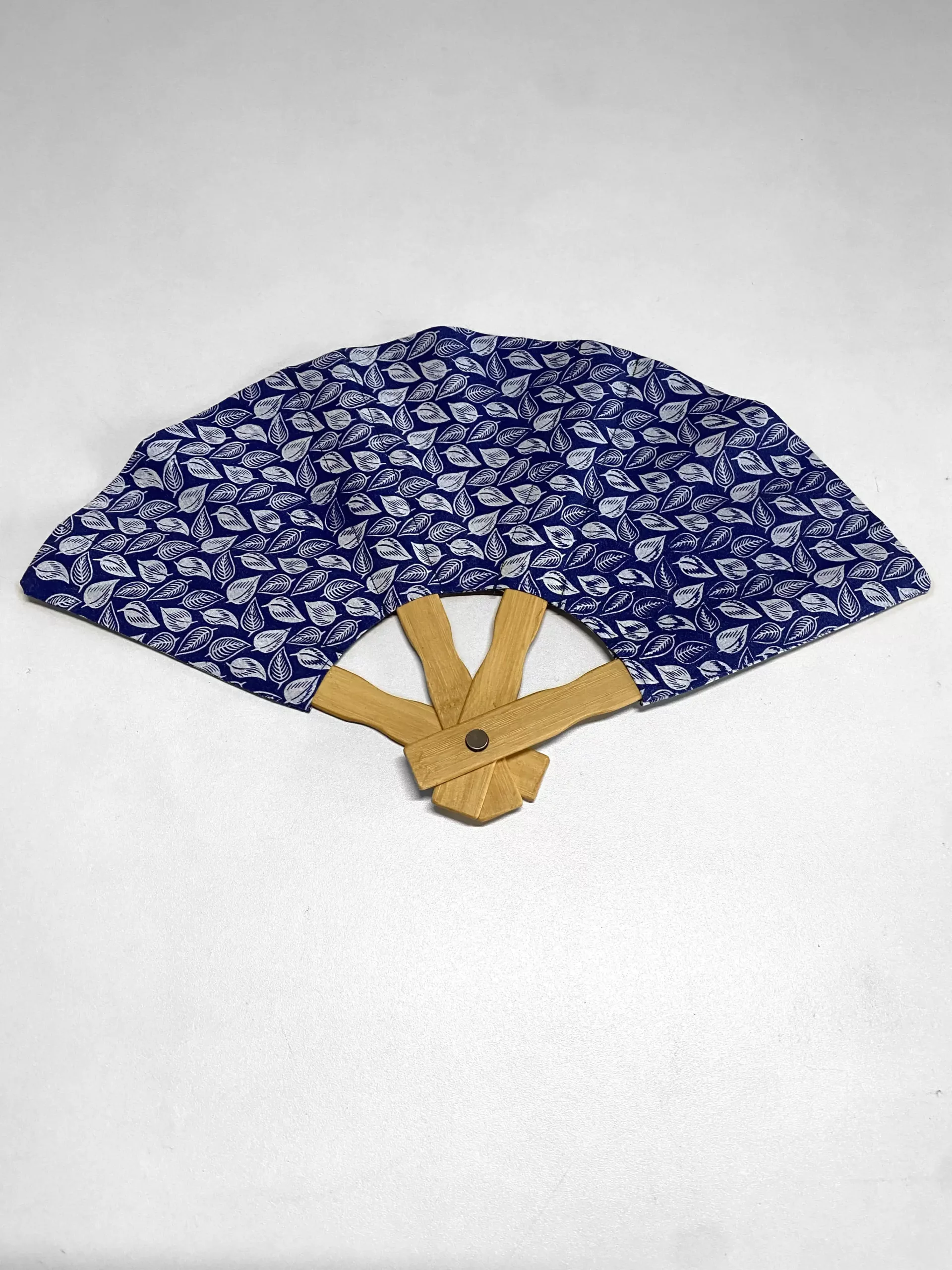 Eventail "Feuilles" bleu foncé