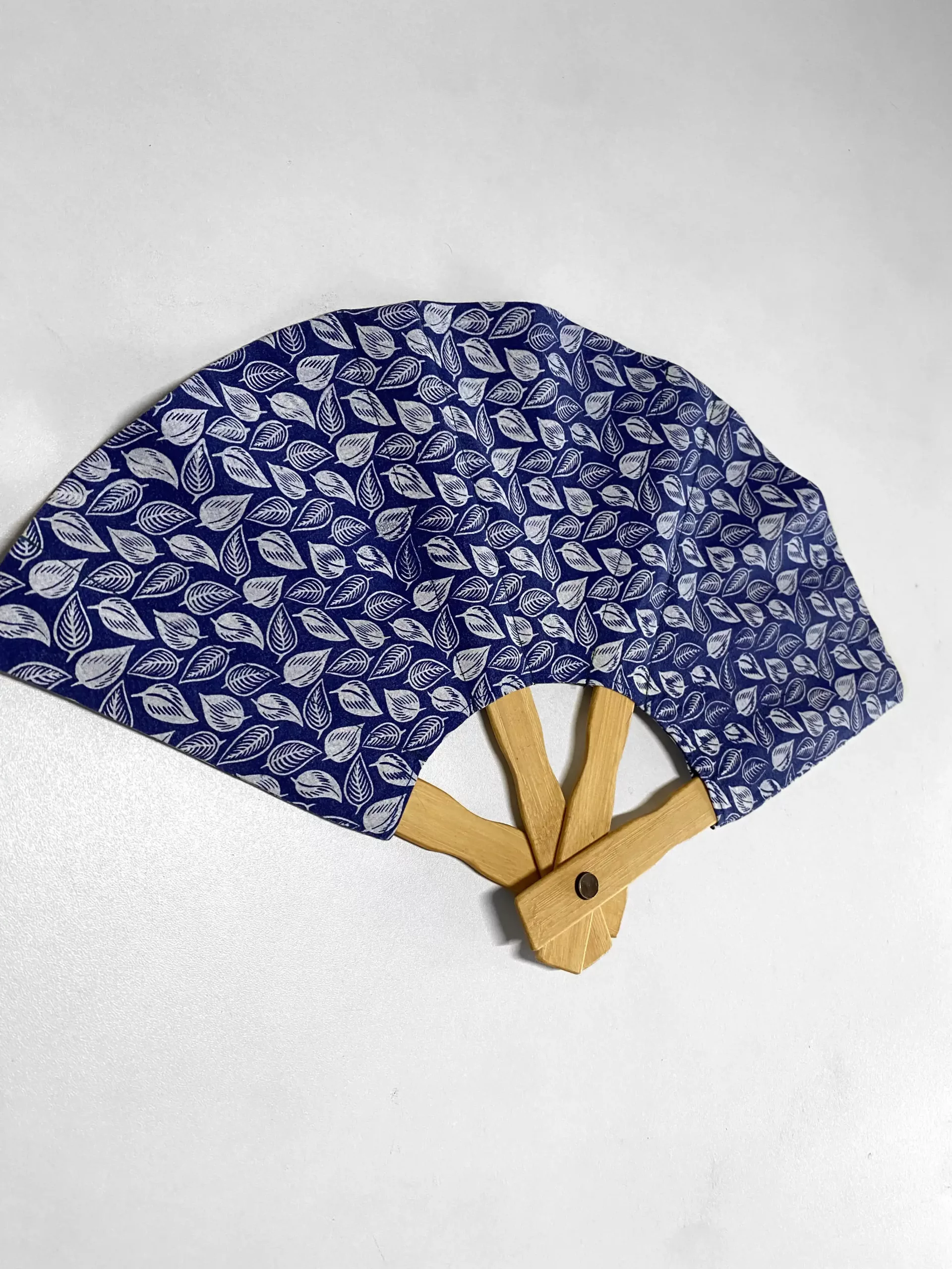 Eventail "Feuilles" bleu foncé