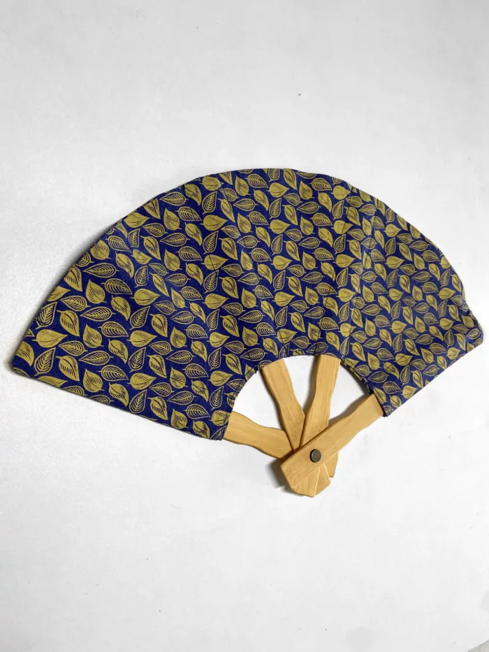 Eventail "Feuilles" bleu et ocre