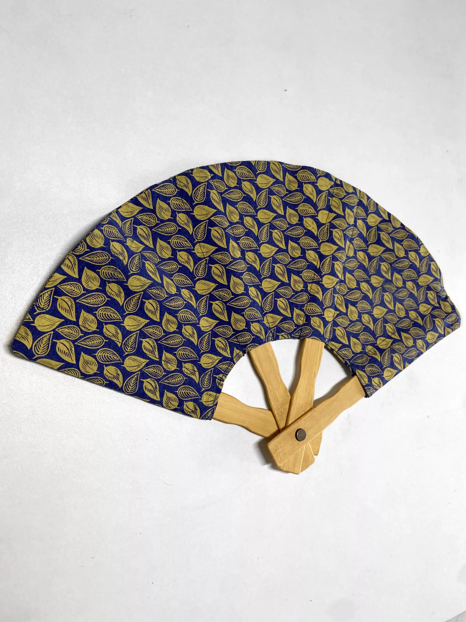 Eventail "Feuilles" bleu et ocre