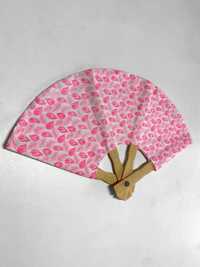 Eventail "Feuilles" rose fluo
