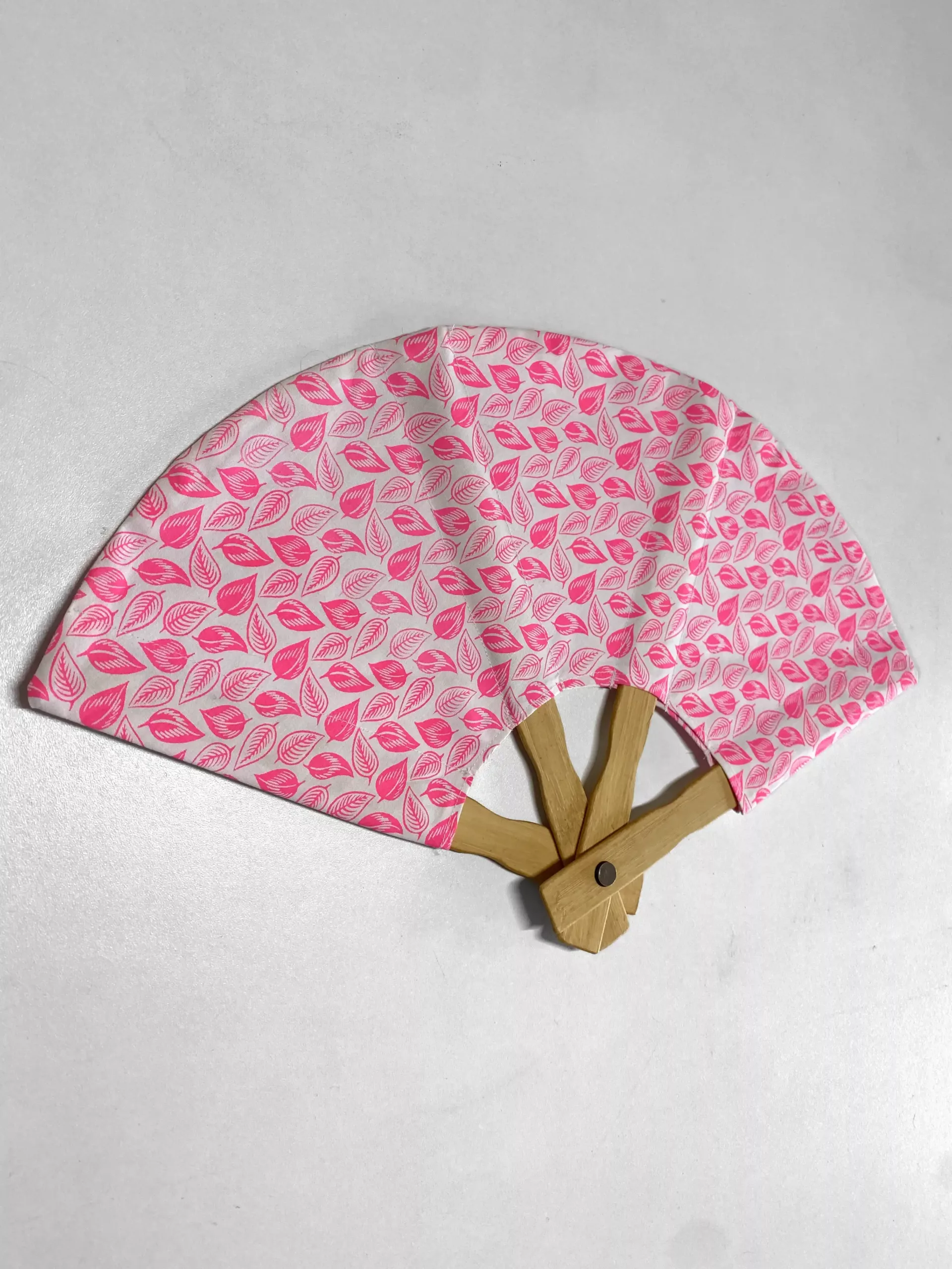 Eventail "Feuilles" rose fluo