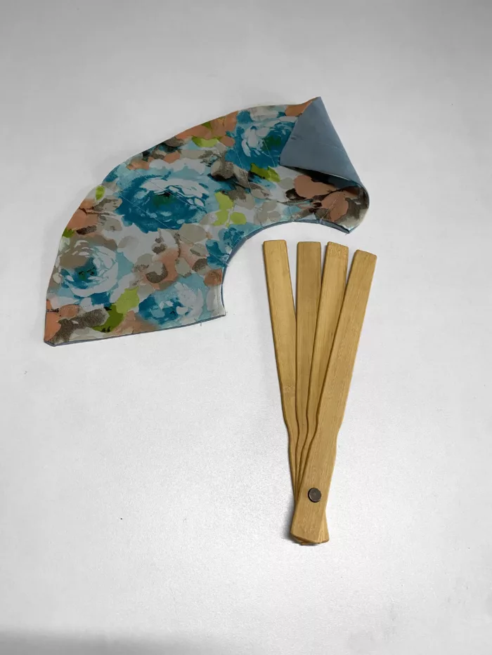 Eventail fleurs bleues