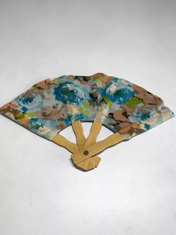 Eventail fleurs bleues