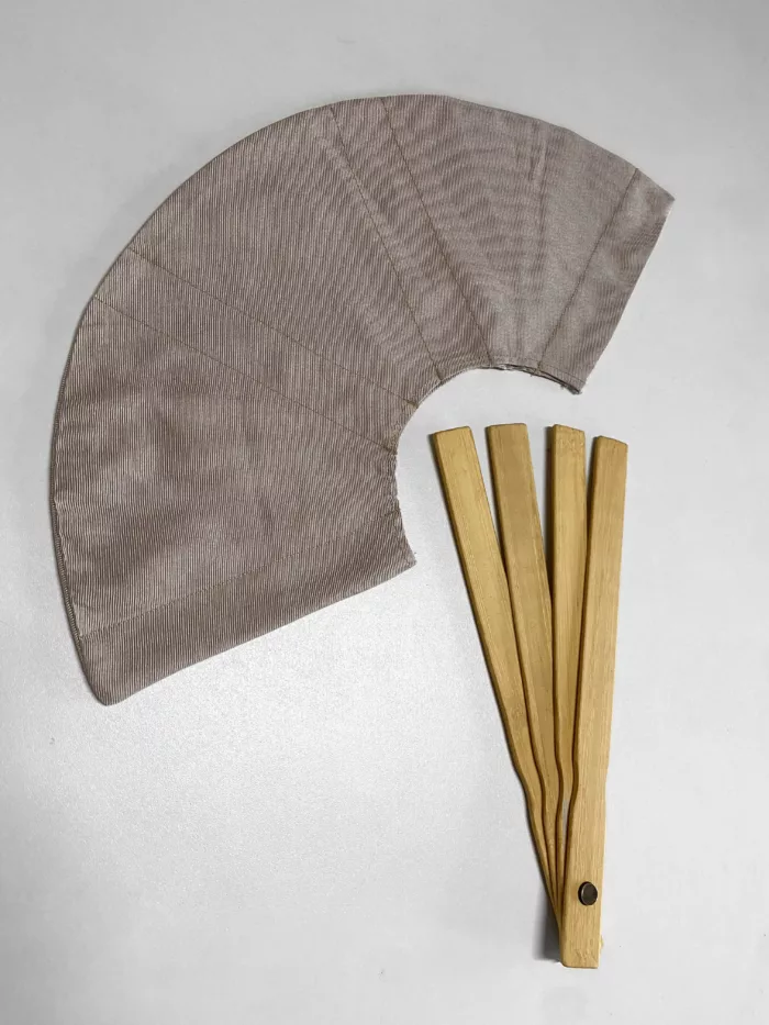 Eventail gris-beige