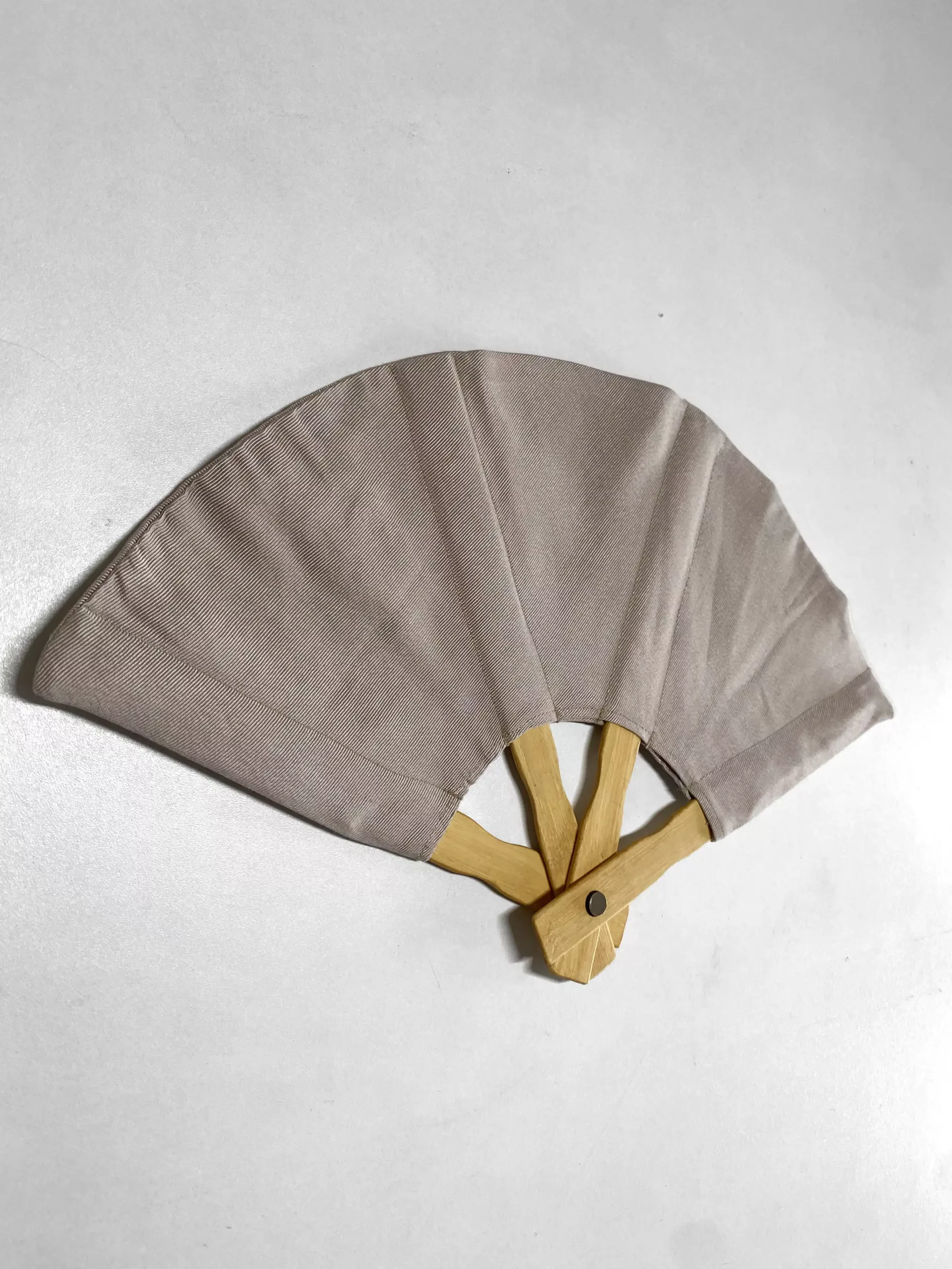 Eventail gris-beige