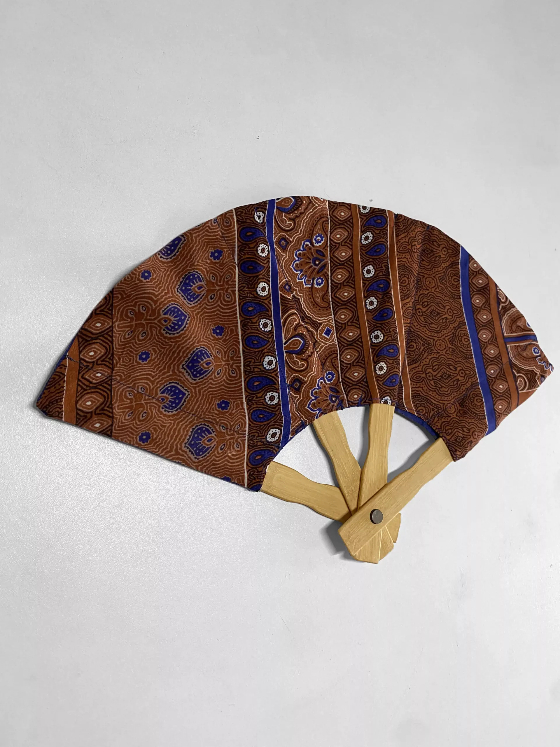 Eventail style ethnique marron et bleu
