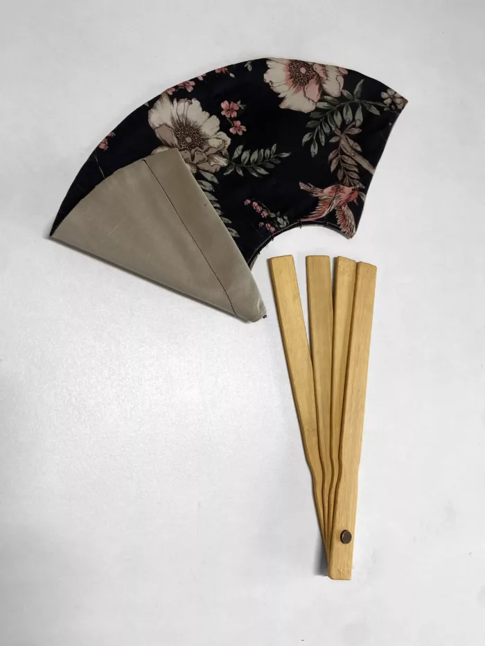 Eventail motif tropical noir