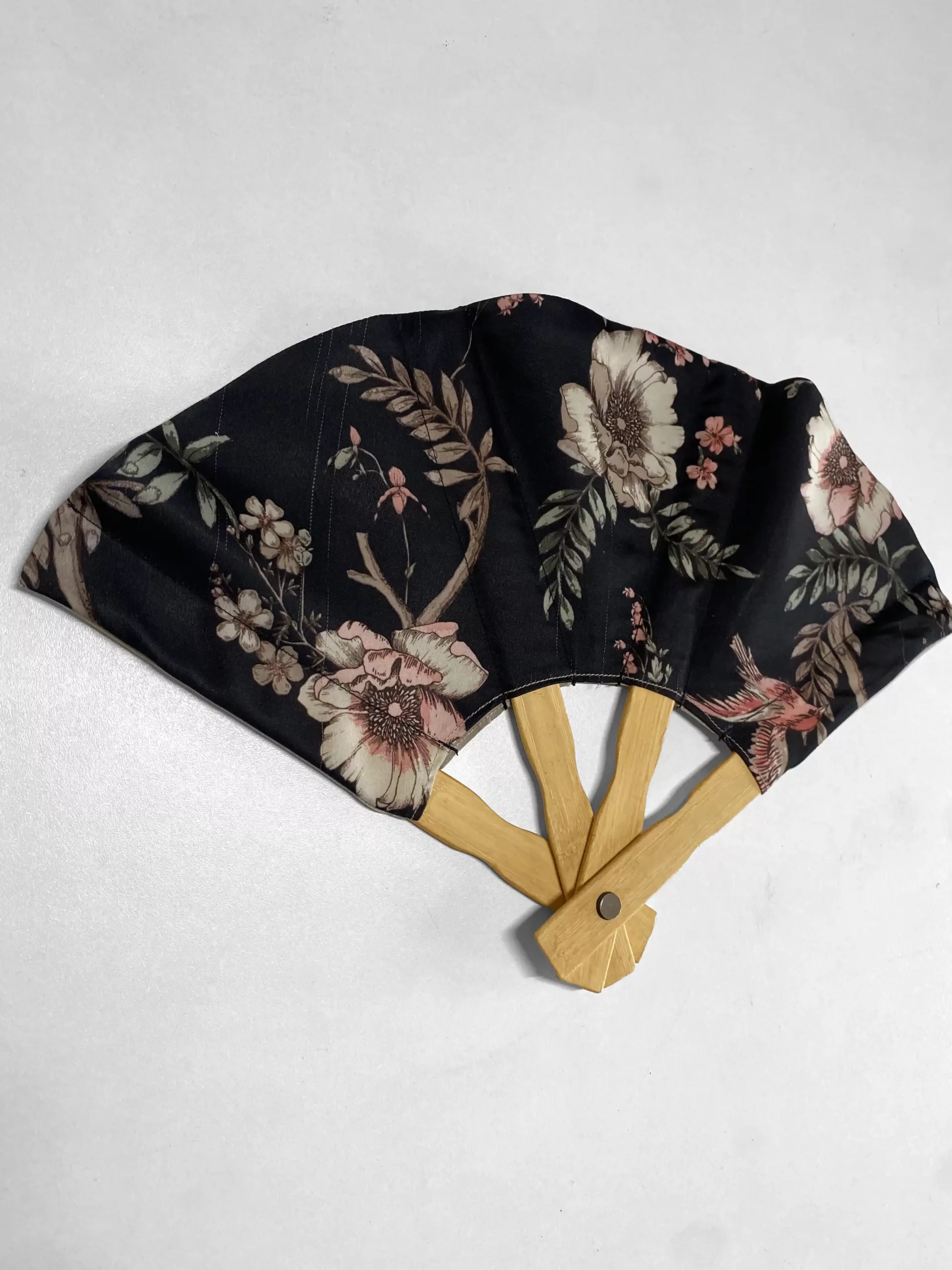 Eventail motif tropical noir