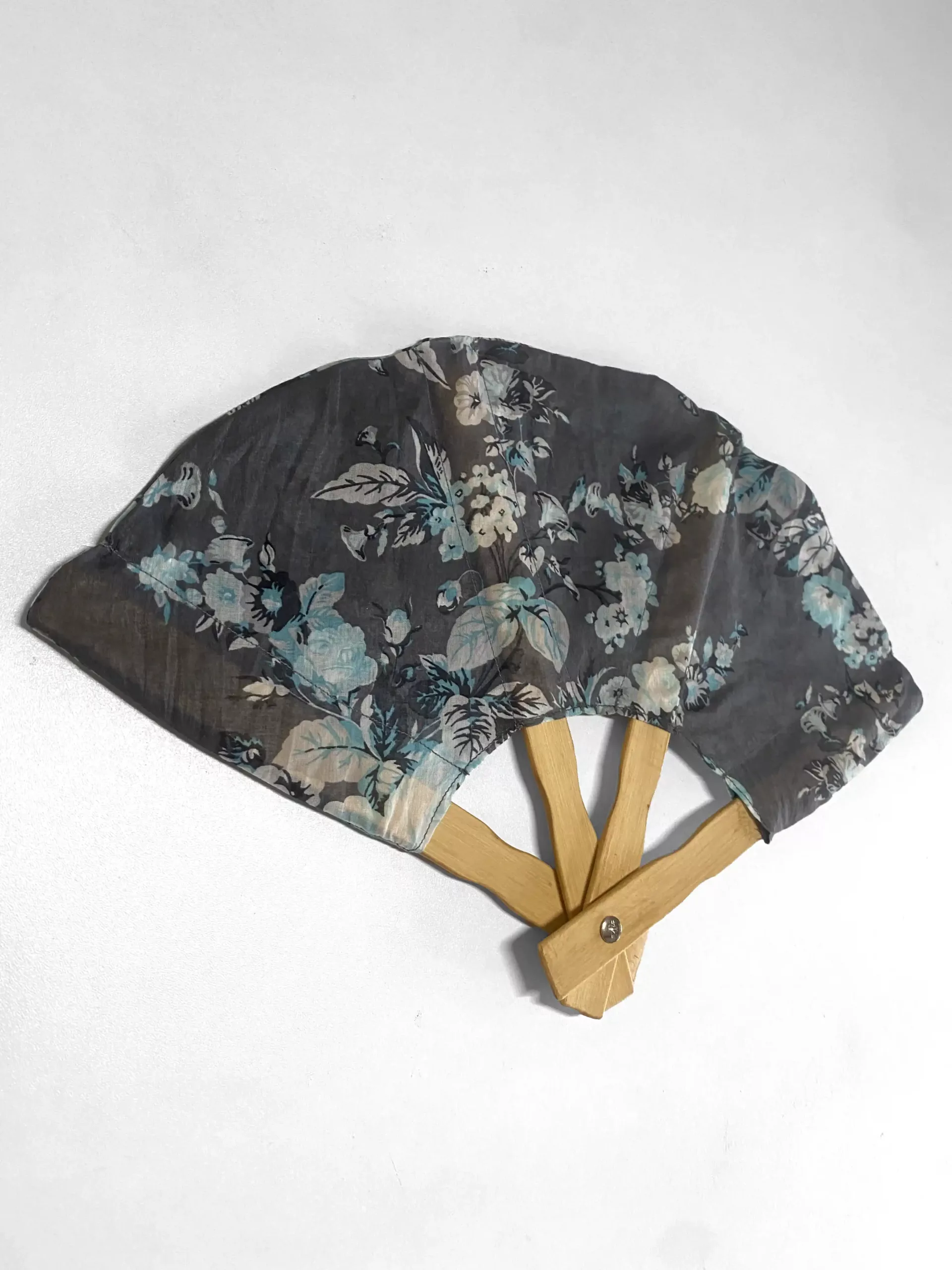 Eventail fleurs bleu et gris